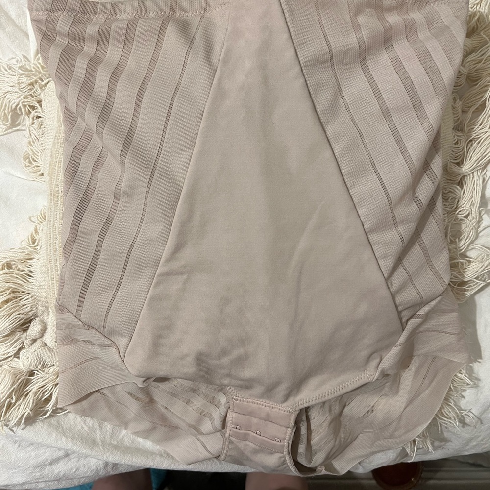 Leonisa High waist sculpted panty size Large Firm control